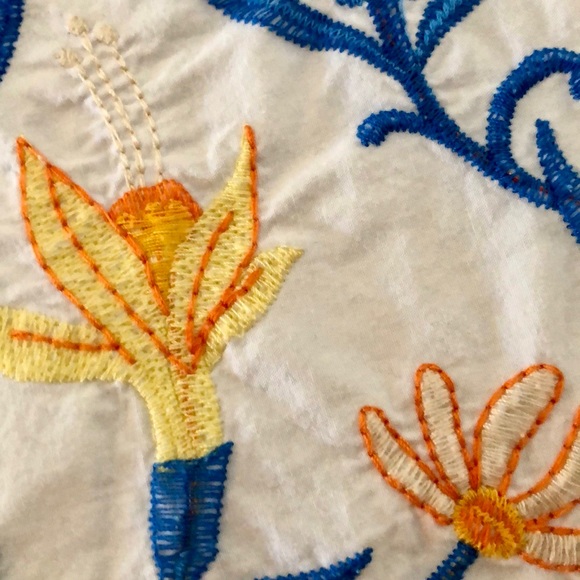 Beautiful floral embroidered white sweatshirt top from Zara - Picture 4 of 10